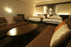 【ジュニアスイート】身も心も安らぎに包まれるふかふかのベッドでお休みください。