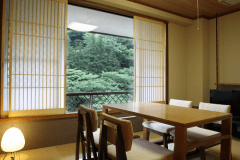 【スーペリアツイン】畳の小上がりでは、靴を脱いで気兼ねなくお過ごしいただけます。