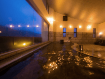 【大浴場 -翠山の湯-】その雄大な河のような、広々大浴場は、大きな窓から大自然を見渡せます