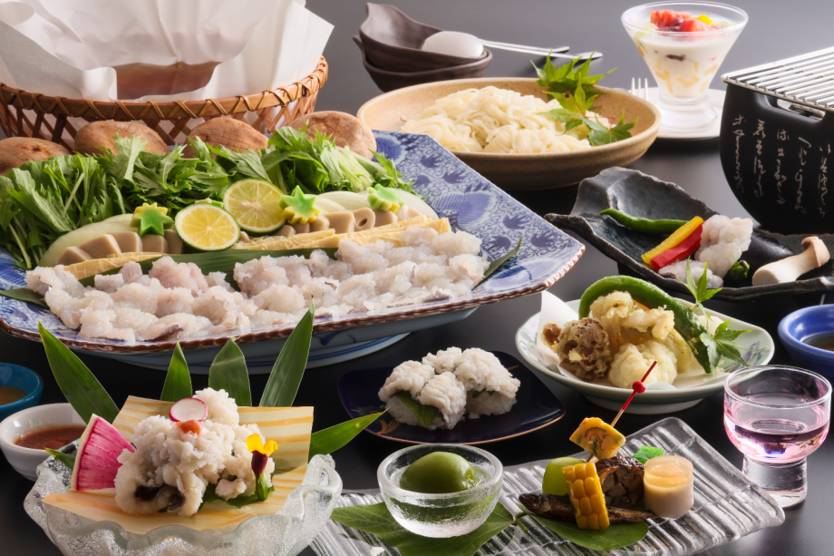 はもづくし会席：揚げ物、炭火焼き、はもすきなど、多彩な調理法で調理された鰭鮨が優雅な盛りつけとともに楽しめ、季節の彩りも楽しむことができます。