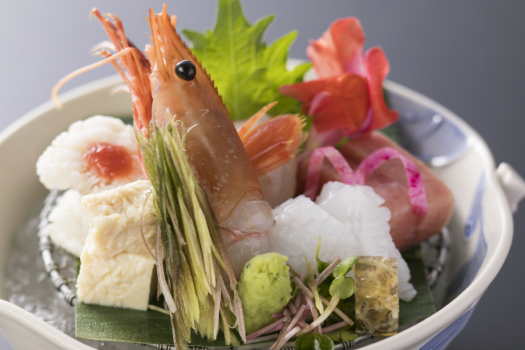 「魚も食べたいけどお肉もほしい！」山の幸・海の幸両方をふんだんに盛り込んだ人気会席。「遊月会席」
