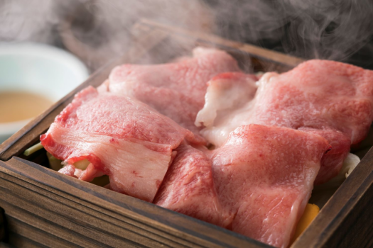 「魚も食べたいけどお肉もほしい！」山の幸・海の幸両方をふんだんに盛り込んだ人気会席。「遊月会席」
