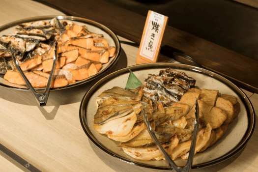 在客房内享用日本经典肉类美食“寿喜烧（SUKIYAKI）”的住宿产品