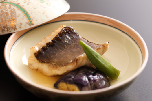 旬の恵み、季節の煮魚。丁寧に煮込まれた魚は、優雅な風味とほどよいしっとり感。その季節ならではの味わいが、食卓に温かな季節感を添える。