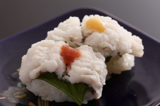 はもにぎり寿司：新鮮なはもが握り込まれた、繊細で美味な握り寿司。脂ののったはもの旨みが口いっぱいに広がり、シャリとの相性が絶妙。贅沢な寿司体験。