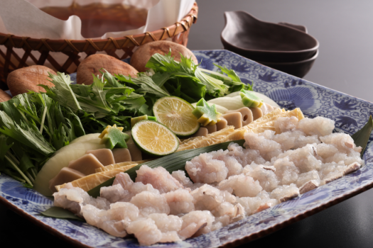 はもすき：薄くスライスされた新鮮なはもが、熱い出汁でほんのりと煮え、その上で野菜やきのこと一緒に楽しむ。繊細で優雅な一品、季節感を堪能。