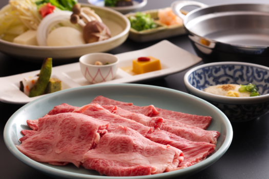 牛しゃぶ：薄くスライスされた上質な牛肉が、温かいだしでさっとしゃぶしゃぶ。肉の柔らかさとだしの旨味が絶妙に調和し、ポン酢やゴマダレとともに食す、贅沢な和の味わい。