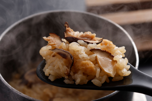 シメは余計な食材を加えず炊き上げた、香り豊かな松茸ごはん♪