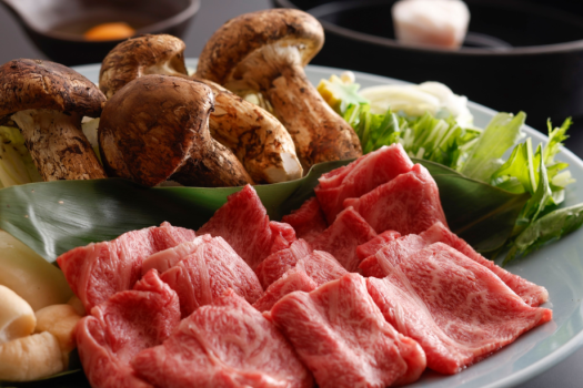 ジュウジュウとお肉を焼いていただくすき焼きに、牛肉にも負けないスター性のある松茸♪