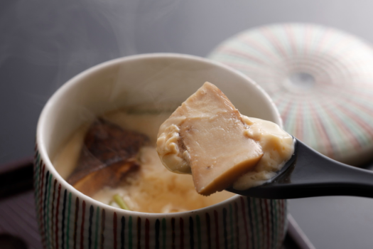 松茸入り茶碗蒸し：香り高い松茸が添えられた贅沢な茶碗蒸し。滑らかな卵の食感とともに、松茸の風味が口の中に広がり、秋の季節感を存分に感じられる一品。