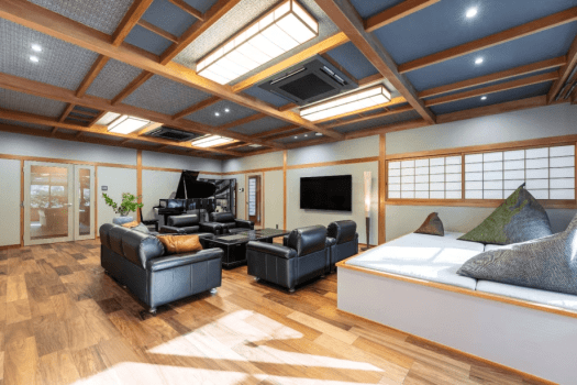 【リビングルーム】
ピアノの音色が静かに響く、くつろぎの空間。
大きなソファで語らい、テレビを楽しみ、マット台でゴロゴロと。
思い思いの時間を過ごせる、もうひとつの&ldquo;我が家&rdquo;のような場所です。