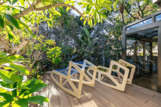 【整いスペース】
サウナ後の余韻を深く味わう、別邸「悠然」の整いスペース。
ベッド2台を備え、南国を思わせる植物に囲まれた癒しの空間です。
火照った身体をゆっくりと休めながら、心までほどける至福のひととき。
&ldquo;整う&rdquo;という贅沢を、五感でお楽しみください。