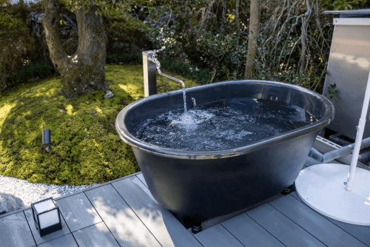 【水風呂】
サウナ後の身体を一気に引き締める、別邸「悠然」の水風呂。
チラーによる温度管理で、季節を問わず安定した心地よさを実現。
火照りを静かに冷まし、深い&ldquo;整い&rdquo;へと導きます。
サウナ体験を完成させる、欠かせない一湯です。