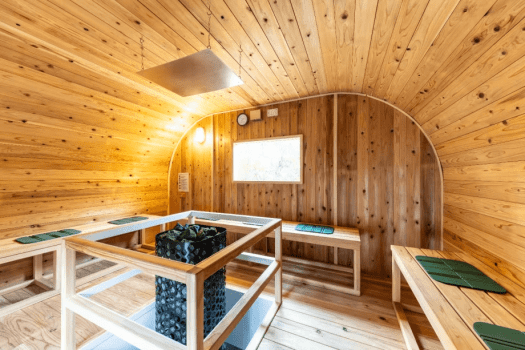 別邸「悠然」のプライベートサウナ内装。
ロウリュを楽しめる本格仕様で、最大9名まで利用可能。
木の温もりに包まれた空間で、仲間と語らいながら深く&ldquo;ととのう&rdquo;時間を。
完全プライベートだからこそ味わえる、贅沢なサウナ体験です。