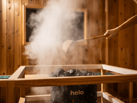 熱したサウナストーンに水を注ぐ、ロウリュ。
立ち上る蒸気とともに、体の芯までじんわり温まる至福の時間。
香りと熱に包まれながら、深いリラックスへ。
別邸「悠然」で味わう、本格サウナ体験です。