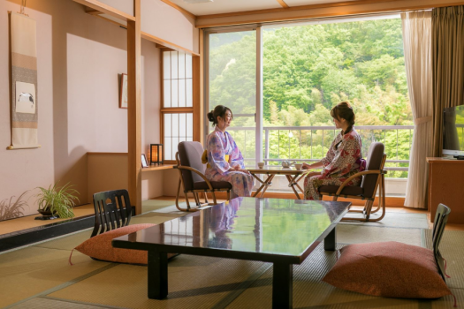 【標準客室】
四季の彩りに染まる五月山のロケーションを眺めながら、
落ち着きある空間で、
ごゆったりとお過ごしいただけます。