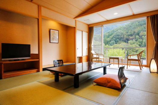 【標準客室】
四季の彩りに染まる五月山のロケーションを眺めながら、
落ち着きある空間で、
ごゆったりとお過ごしいただけます。