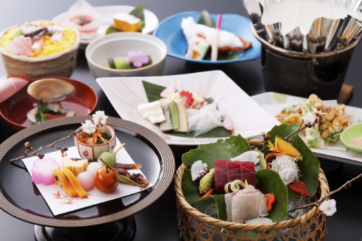 お食事処で気軽に温泉とお食事を楽しむ　月替わり会席「彩あい膳」