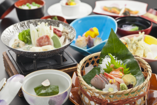 お食事処で気軽に温泉とお食事を楽しむ　月替わり会席「彩あい膳」