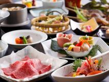 〇 Upgrade Option 【Yūgetsu Kaiseki】
“For those who want both fish and meat — why choose just one?”
This popular kaiseki course features a rich variety of delicacies from both the mountains and the sea.