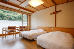 ペットと泊まれる客室のスタンダードツインルーム。すっきりとしてお部屋でおくつろぎください