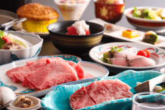 〇グレイドＵＰ料理【美山会席】「えー！こんなに肉料理が満喫できるんですか♪」
と思わず口にでちゃうほどの黒毛和牛会席【美山】は人気のコースです。