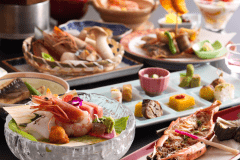 新鮮な海の幸が詰まった贅沢な海鮮づくし会席。鮮やかな色とりどりの海の恵みが、繊細な味わいで舌を魅了。極上の料理で海の宝石を満喫。