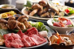 松茸づくし会席：秋の味覚を存分に堪能できる、松茸を主役にした贅沢な会席料理。焼き松茸や松茸土瓶蒸し、松茸入りの茶碗蒸しなど、多彩な調理法で松茸の香りと旨みを楽しむことができる。秋の風情を感じる、季節限定の至福の一皿。