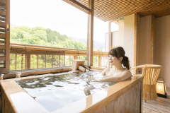 【露天風呂付客室】
専用の露天風呂からは、緑豊かなロケーション。
夜には、満点の星空を眺めながらご入浴いただけます。
妊婦のお客様にも安心してご入浴いただけますよう
温水を利用させていただいております。
また、全自動マッサージ機も完備いたしております。