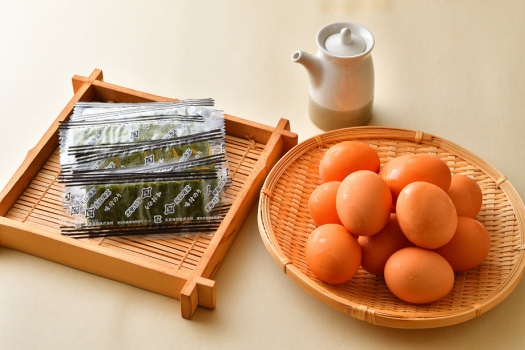 【ご朝食料理一例】新鮮な生卵や海苔と共にお召し上がりください。