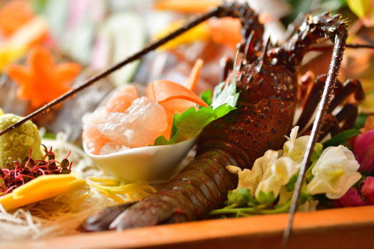 【伊勢海老】ぷりぷりお刺身に香ばしい焼き物、出汁が美味しいお味噌汁、様々なお料理で満喫！