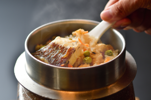 【鯛めし】ふっくらとしたご飯に鯛の旨味が染み込んだ絶品。ぜひ炊き立てのお味をご賞味ください。