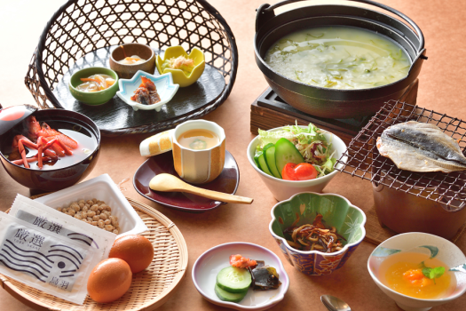 【朝食】「めかぶ雑炊」自家菜園の野菜を使った小鉢など、朝の目覚めを優しく支える“体に優しい”献立。