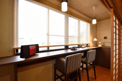 【和モダン10畳】カウンターテーブル付きの広縁とユニットバスを完備した和室10畳のお部屋