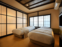 56㎡の広々とした空間で、二世帯家族やグループでの滞在に最適な和のコネクティングルーム