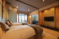 鳥羽・相差の自然の息吹を間近に感じていただける「月桂樹（げっけいじゅ）」は、テラスが広く南側の海がチラリと見えるお部屋となります。