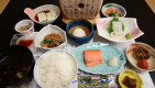 朝食の一例です。自家製コシヒカリと自家製野菜をつかったからだに優しい朝ごはんです。