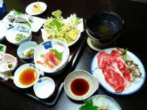 葛温泉高瀬館では四季折々の旬の味にこだわり、厳選された食材を使用して、一品一品丹精を込めたお料理をお客様にお出ししています。

旬の食材は、その季節に味わうのが自然で一番おいしい食べ方。
春は山菜、夏は野菜に岩魚、秋の茸。季節の変わり目に、それぞれの季節が織りなす自然の味をご賞味下さい。