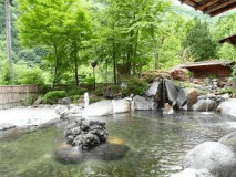 山間の四季の移ろいをのんびり楽しめる葛温泉の露天風呂