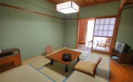 和室6畳全6室のリーズナブルなお部屋です。
少人数でお越しの方や、リーズナブルに温泉を楽しみたい方などにお勧めのお部屋となっております。