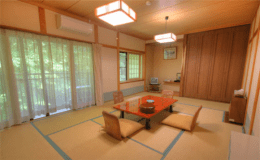 トイレ付和室10畳のお部屋です。
ご家族や、カップルでリーズナブルな価格でお泊りになられたい方などに最適です。