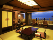 駿河湾に面した源泉掛流しの露天風呂付「贅の和洋室Aタイプ」。お部屋側から露天風呂とテラスを望む。