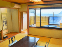 駿河湾に面した「半露天風呂付・10畳和室」
2016年6月、直径140cmの信楽焼の露天風呂を設置しました。