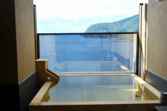 贅の二間Bタイプの露天風呂は、2016年6月に総檜造りの浴槽にリニューアルしました。