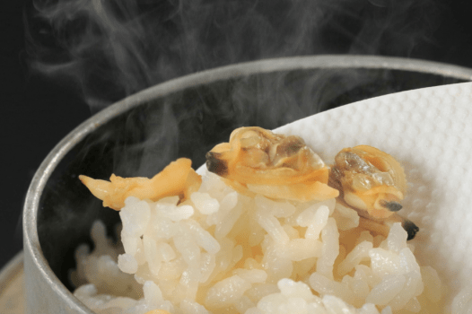 ほとんどのお料理には季節の釜飯が付きます。あつあつご飯をお召し上がりくださいませ。