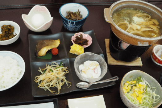 朝食は和定食をご用意します。朝7：30～8：30の間、お好きなお時間にお越しくださいませ。