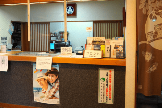 チェックインはこちらフロントで！アクリル板設置してますので、安心してお越しくださいませ。