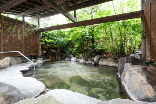 中浴場に併設する露天風呂、大浴場の露天よりも若干広めです。