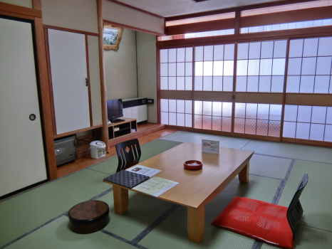 眺めのいい川側！和室１２畳+広縁（バス+洗面+トイレ付）