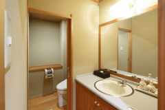 和室8畳+4.5畳広縁付き客室の洗面とお手洗い